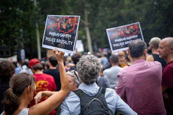 Herzog পরিদর্শন এই ঘটছে: CBD-তে বিশৃঙ্খল দৃশ্যের পর নয়জনকে অভিযুক্ত করার পরে প্রতিবাদকারীরা সিডনি থানার বাইরে সমাবেশ করেছে; মিন্স প্রতিক্রিয়া রক্ষা করায় পুলিশ পদক্ষেপকে ‘উপযুক্ত’ দাবি করে