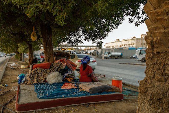 Esther encontra abrigo com seu recém-nascido, Abudy, em uma faixa central em Riad.