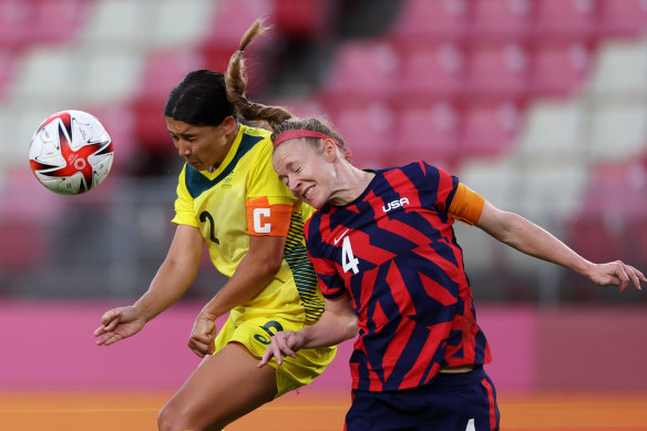 Sam Kerr and Becky Sauerbrunn compete for the ball.