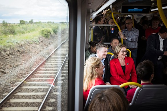 A primeira-ministra Jacinta Allan e outros deputados trabalhistas viajam no primeiro trem através do túnel do metrô de Sunbury no domingo.