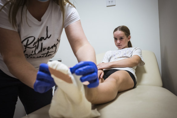 Violet Higgins has dressing removed from her burnt foot at Melbourne’s Royal Children’s Hospital.