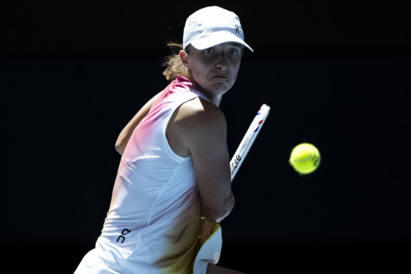 Iga Swiatek on the way to defeating Emma Navarro in the quarter-final.