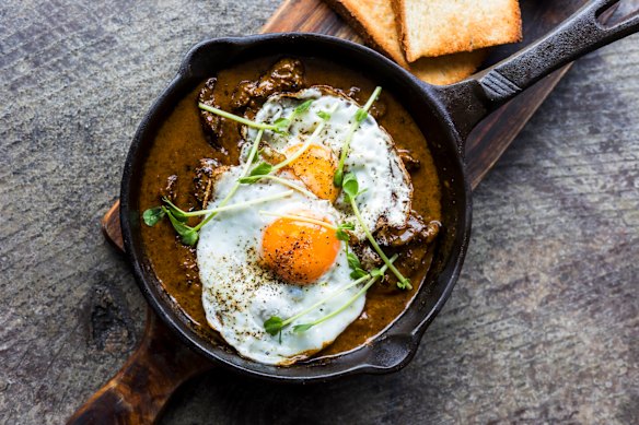 Peri-peri livers with fried egg and potbrood.