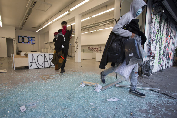 Protesters looting a shop in Los Angeles over the weekend.