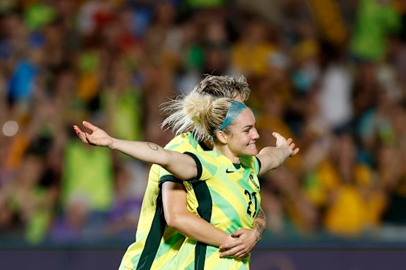 Michelle Heyman y Ellie Carpenter celebran tras el gol de Carpenter.