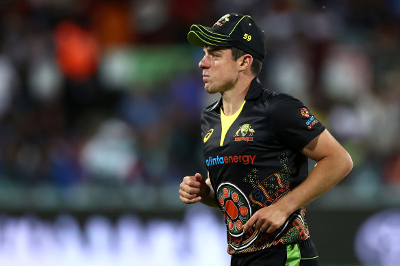 All-rounder Moises Henriques has become Australia's latest injury casualty.