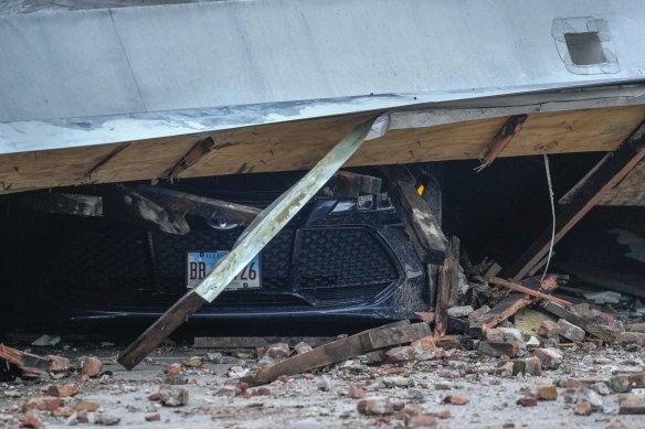 Bir kasırga sırasında çöktüğü Apollo Tiyatrosu'nun çatısı altında bir araç ezildi.