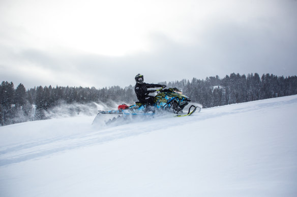 How it should look – snowmobiling in fresh snow.