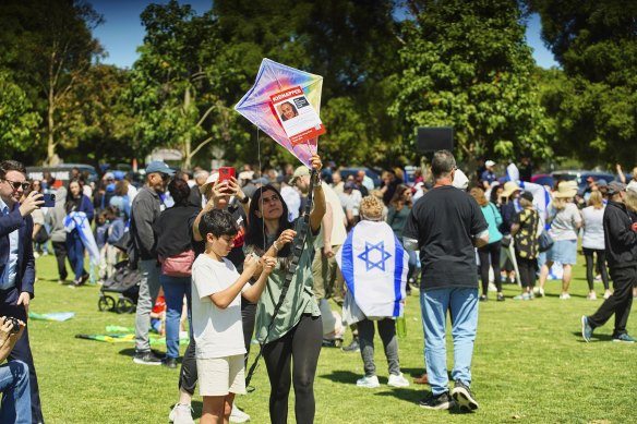 Jewish Melburnians gathered in Caulfield Park on Sunday to call for the release of Israeli hostages.