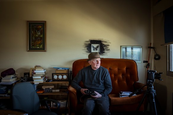 Bill McKenzie, fotografado em seu apartamento na 150 Victoria Avenue em Albert Park em 2025.