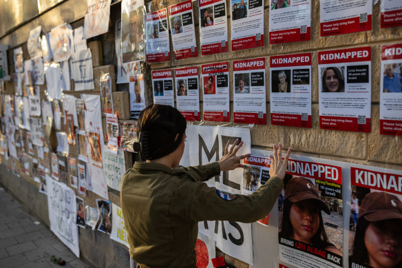   Un soldat israélien publie une photo d'un otage à Tel Aviv, en Israël.