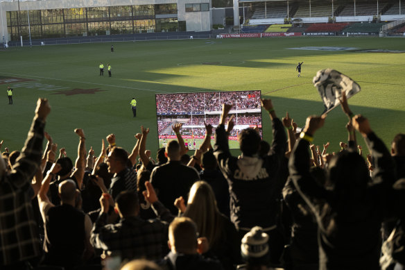 Carlton’s hot start has set the crowd alight at Ikon Park in Melbourne.