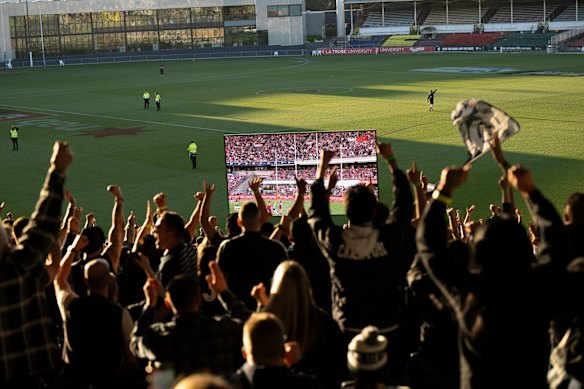 Carlton’s hot start has set the crowd alight at Ikon Park in Melbourne.