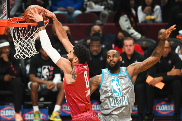 Jayson Tatum of Team Durant dunks in front of LeBron James.