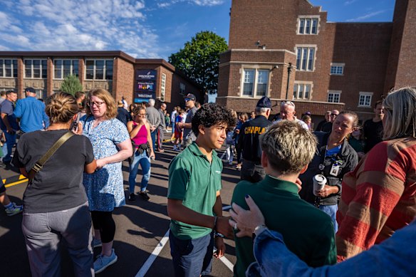 Siswa dan orang tua menunggu berita selama penembakan massal di Sekolah Katolik Annunciation di Minneapolis.