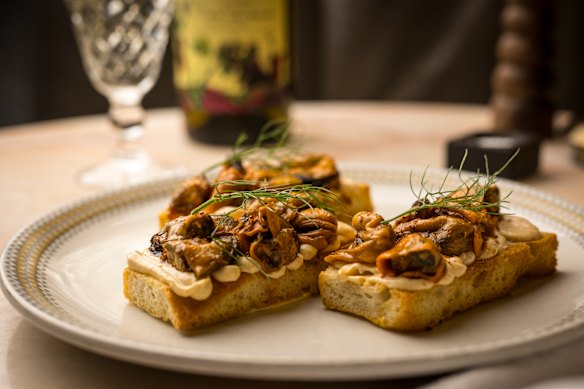 Mussels on toast at Bar Lourinha.