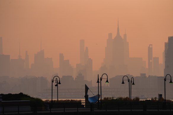 Lo skyline di New York visto attraverso la foschia del fumo degli incendi provenienti da Jersey City venerdì 17 luglio.