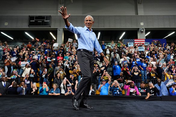 Barack Obama saluta i sostenitori all'evento del Partito Democratico a Detroit.
