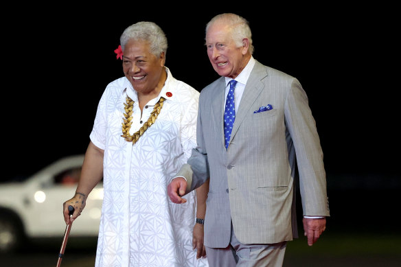 The King walks with Samoan Prime Minister Fiame Naomi Mata’afa on arrival in the island nation. 