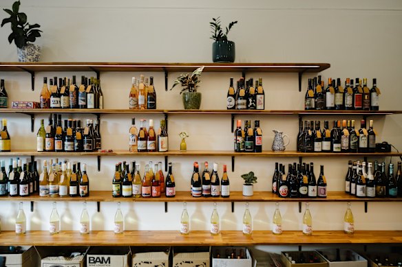 Atualmente, a Ruby's vende cerca de 100 garrafas de pequenos produtores na Austrália e no exterior. 