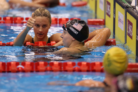 Canada’s Summer McIntosh gives Ariarne Titmus a thumbs up following the women’s 400m freestyle final. 
