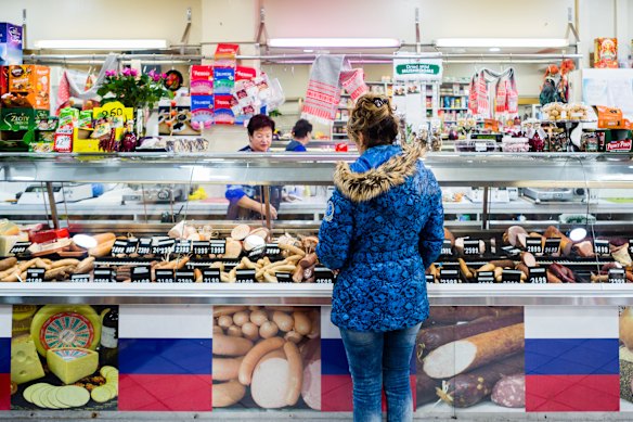 Dentro da delicatessen Russian Tidbits em Carnegie.