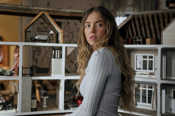 Sydney Sweeney como Millie Calloway em The Housemaid: a garota legal de jeans.