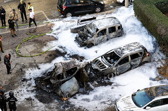 سيارة مشتعلة تضررت بسبب شظايا الصواريخ في رامات غان، إسرائيل.