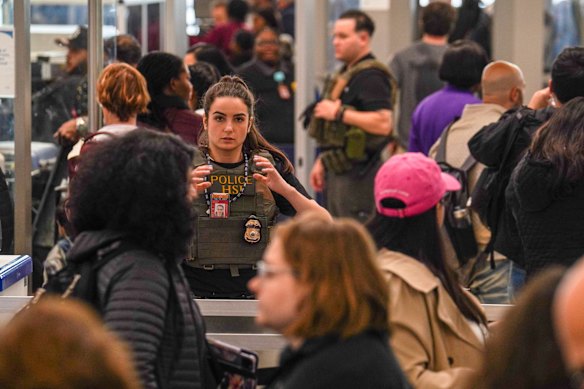 Agentes federais do ICE foram enviados a aeroportos de todo o país para auxiliar a TSA.