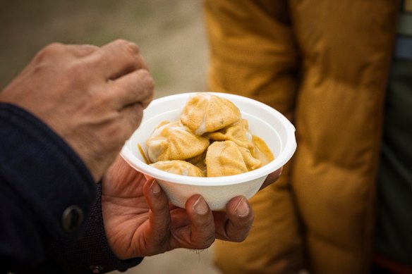 Más, por favor: uno de los muchos tipos de bolas de masa que se venden en Momo Fest.