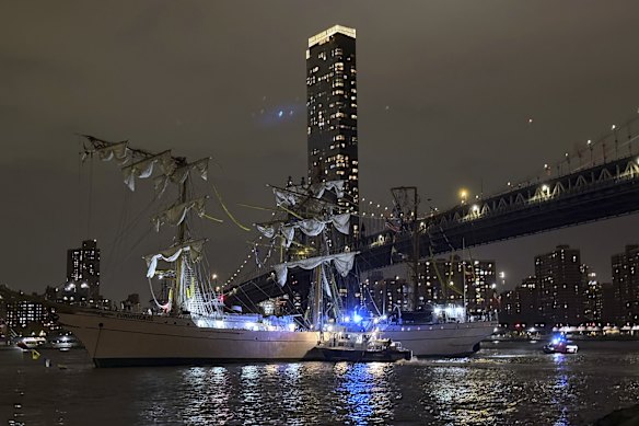 The Cuauhtémoc sits stranded after colliding with the Brooklyn Bridge.