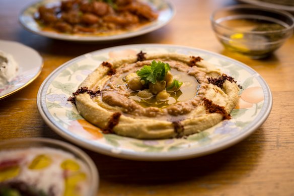 The qudsiyeh (hummus with fava beans).