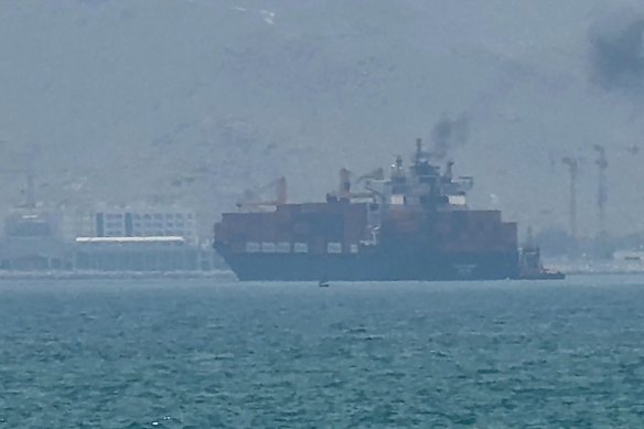 Domenica una nave mercantile getta l'ancora vicino allo Stretto di Hormuz.