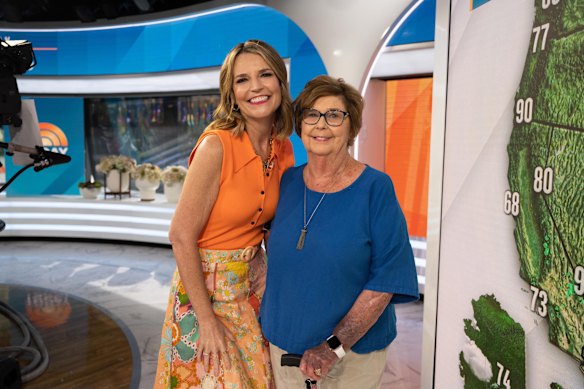 Savannah Guthrie e sua madre, Nancy Guthrie, nello show Today della NBC ambientato nel 2023.