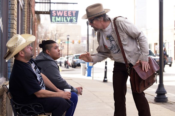 Cody Lightning Waylon, Jude Barnett cousin Henry, Ethan Hawke as Lee Raybon. 