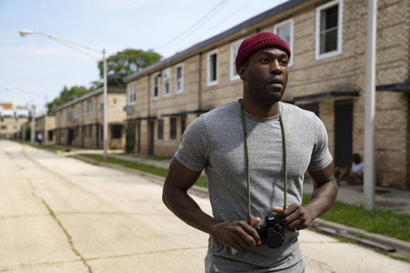 Anthony McCoy (Yahya Abdul-Mateen II) wanders through the row-house remnants of the Cabrini Green housing estate in search of inspiration.