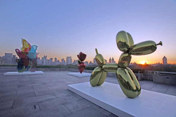 A less fragile three-metre version of the Koons dog sits on the roof of New York’s Metropolitan Museum of Art.