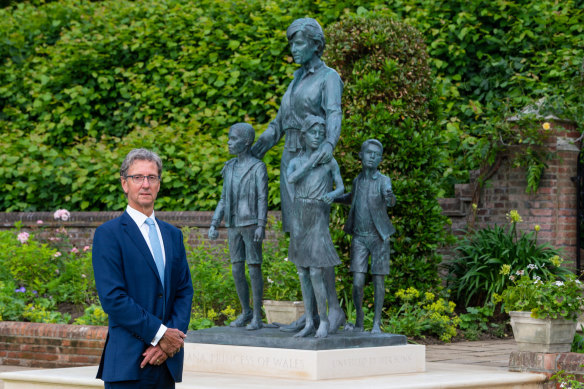 Sculptor Ian Rank-Broadley depicted Diana with short cropped hair, style of dress and portrait of the final period of her life.