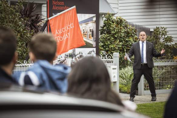 Peter Forcone auctions the Coburg property. 