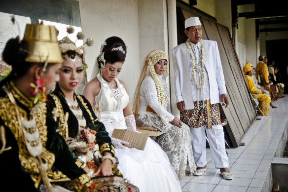 Brides and grooms prepare before a mass wedding ceremony in Yogyakarta in 2020.