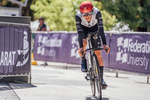 Australian Jay Vine, who won the national time trial title in January, has sustained fractures in his spine after a crash in Spain.