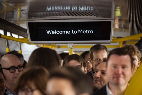 Multidões na abertura do novo túnel do metrô de Melbourne.
