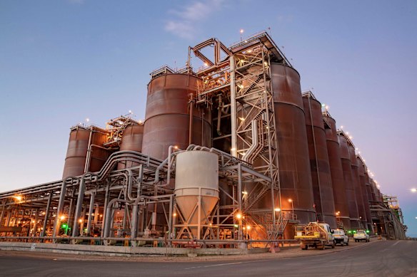 Alcoa has signed a deal to acquire South32's aluminum assets, including the Worsley mine.