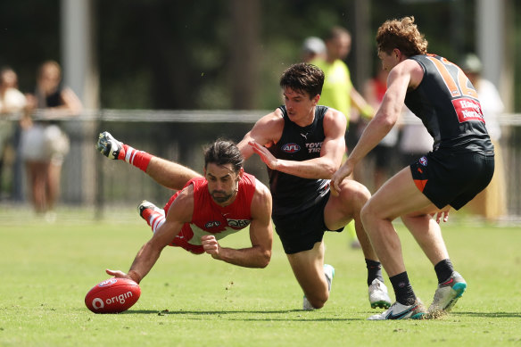 Swans recruit Brodie Grundy dives on the ball.