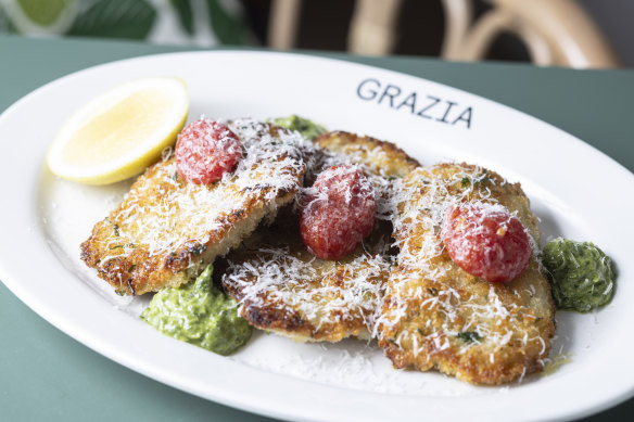 Breaded and fried veal with tomatoes and rocket.