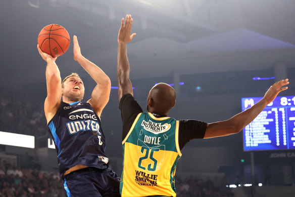 Matthew Dellavedova of United shoots against Milton Doyle of the JackJumpers.