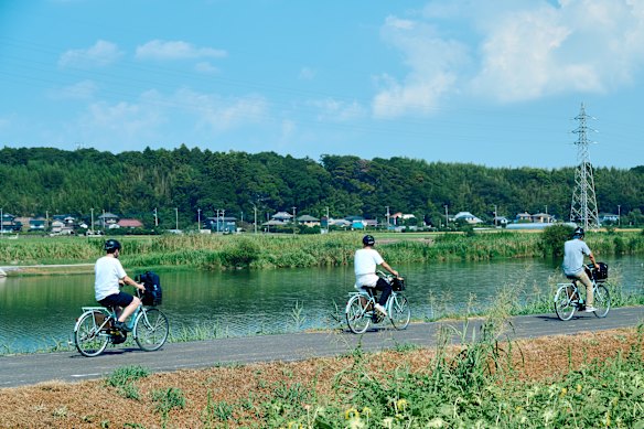 Um percurso de bicicleta para esticar as pernas numa balança.