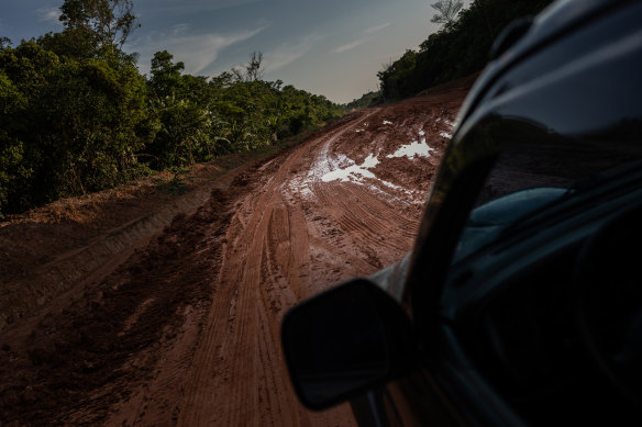 After 160km, BR-319 begins to devolve into what’s known as the “middle stretch”: 400km of crevices and mud-slicked sections so formidable that they cause vehicles to spin out. 