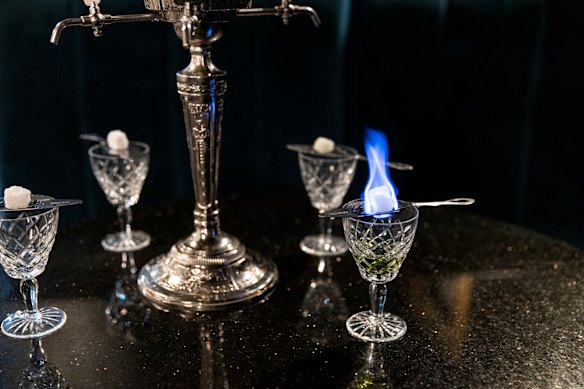 La absenta de Van Gogh contiene un terrón de azúcar en llamas.