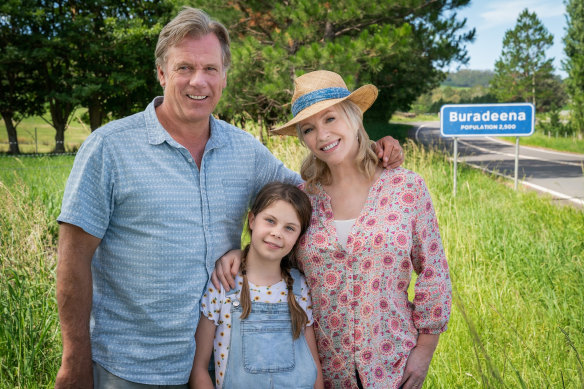 Without really meaning to, the Rafters - Dave (Erik Thomson), Julie (Rebecca Gibney) and Ruby (Willow Speers) - have become tree changers.